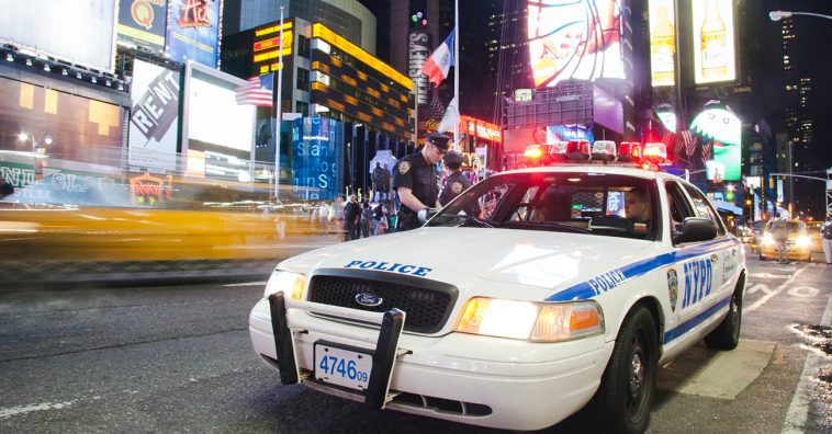 Traficante confunde carro de polícia com táxi