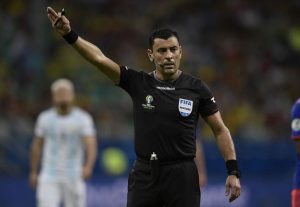 Árbitros poderão encerrar jogos em casos de racismo, segundo novo código da FIFA