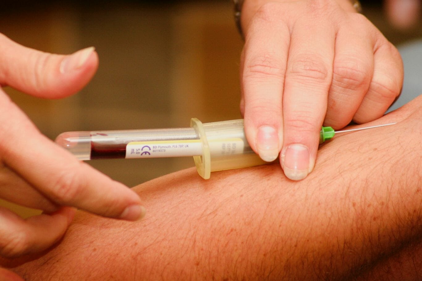 Quem doar sangue regularmente poderá pagar meia-entrada segundo projeto aprovado no senado