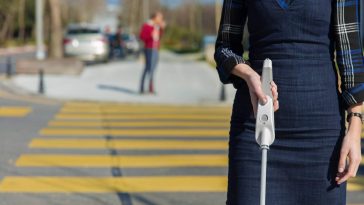 Engenheiro cego desenvolveu bengala inteligente com sensores de obstáculos ligada a Google Maps