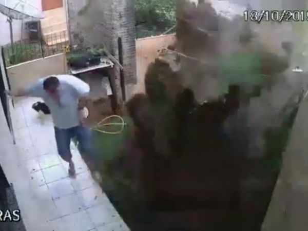 Homem explodiu o quintal de casa tentando matar baratas com gasolina