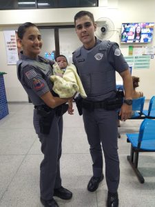 Policiais militares salvam recém-nascido engasgado enquanto pais tentavam chegar ao hospital