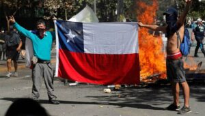 Chile reduz salários de políticos pela metade após apelo popular