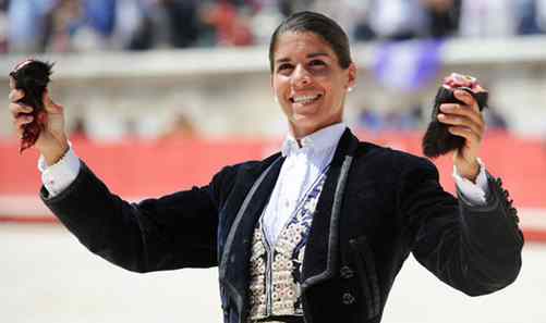 toureira exibe orelhas de touros