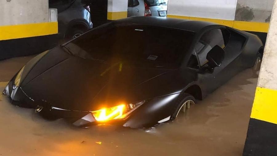 Lamborghini coberta pela enchente