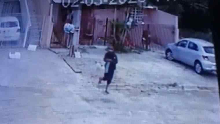 câmeras flagraram homem jogando carne