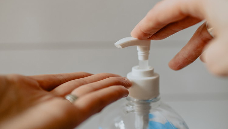 Diferença entre álcool gel 70% e 60% – qual é mais efetivo contra coronavírus?