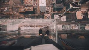Medo de altura: você sabe o que é acrofobia?