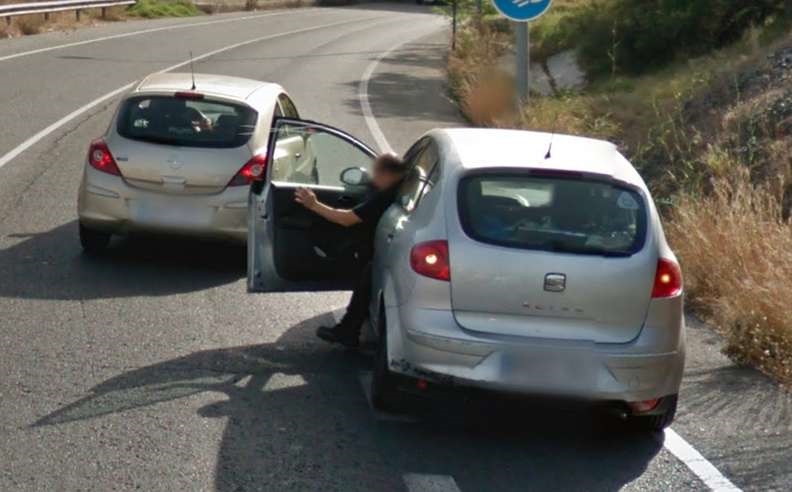 homem salva gato rodovia
