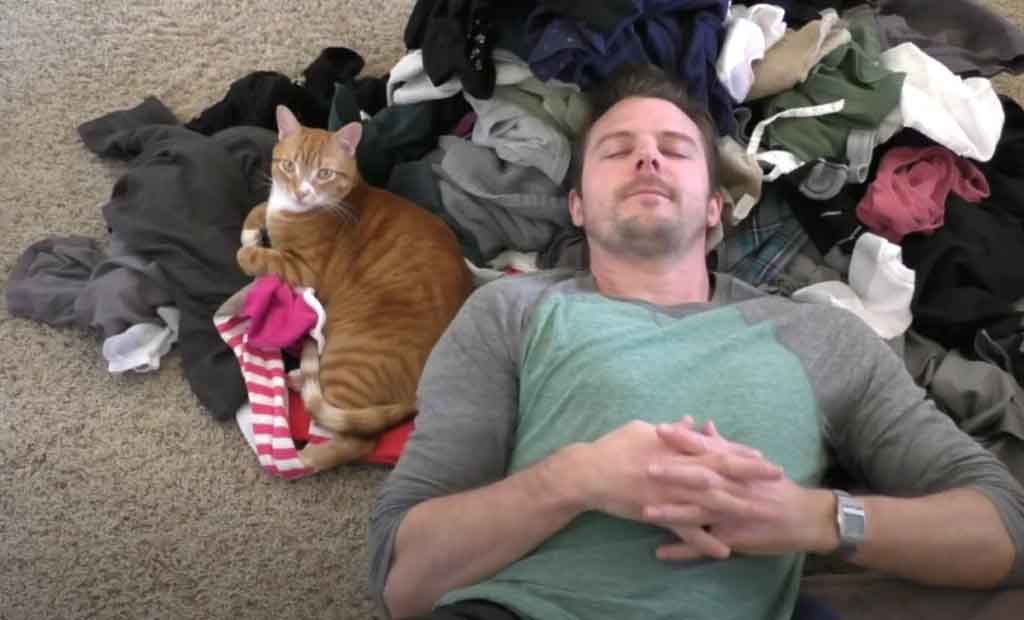 Homem-mostra-como-é-viver-com-gatinhos-em-vídeo-divertido