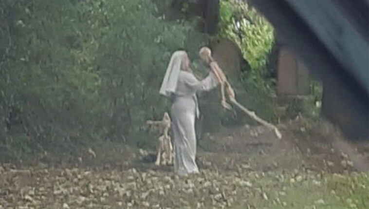 freira dançando com esqueleto