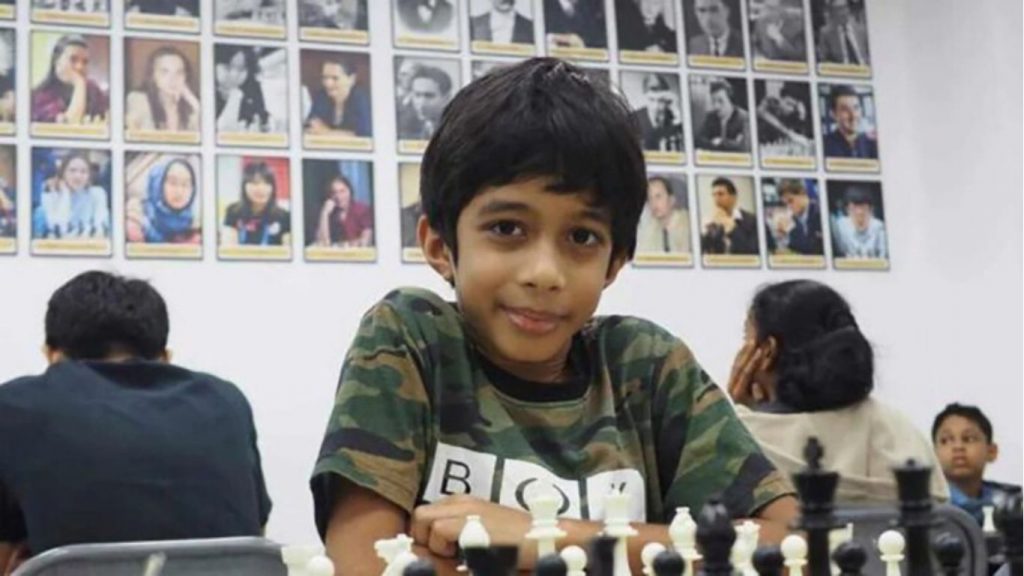 Menino de 8 anos se torna o jogador mais jovem a vencer um grande mestre de xadrez